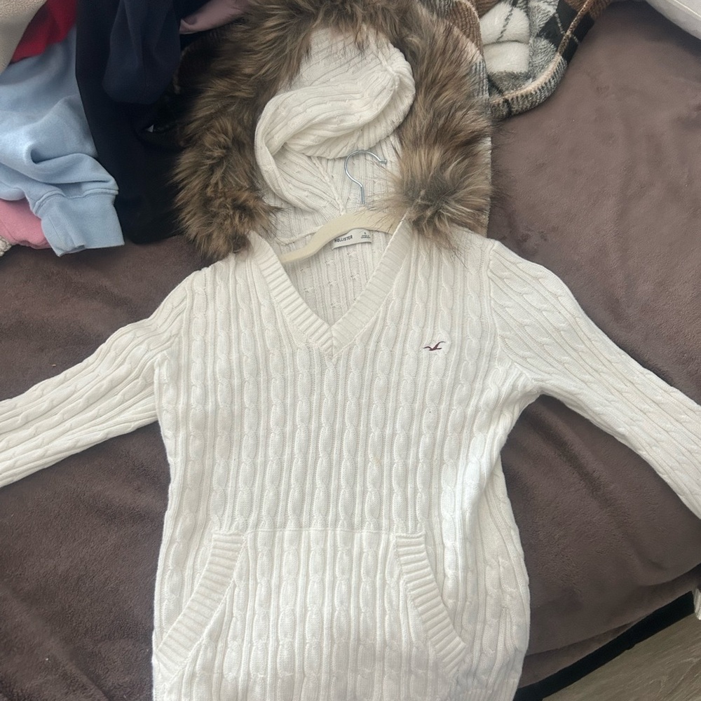 Hollister White V-Neck Sweater with Faux Fur Hood